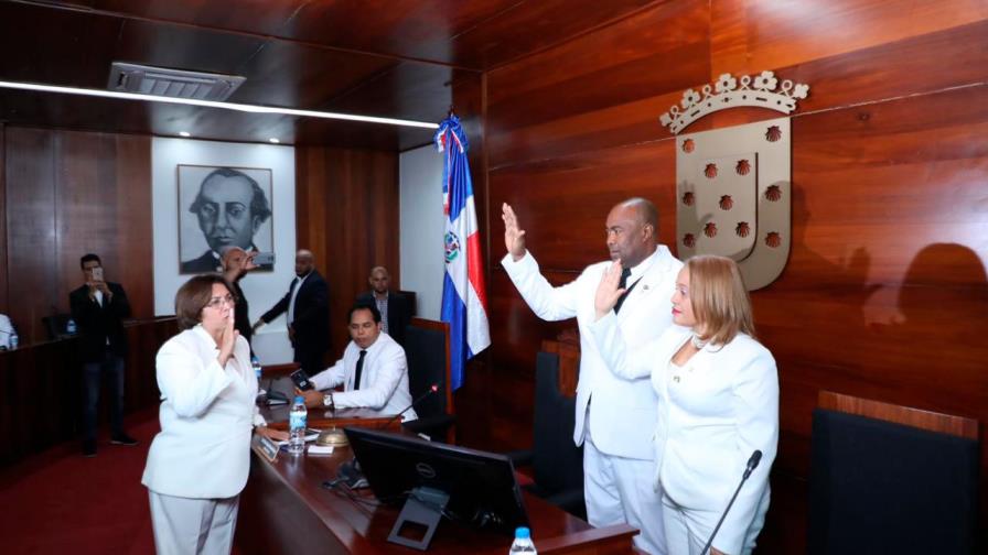 Regidor del danilismo asume la presidencia de la sala capitular de Santiago