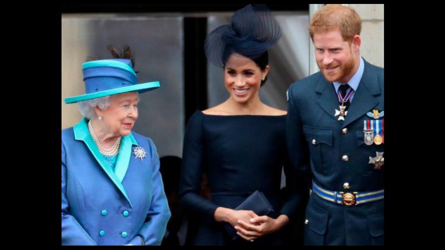 Reina Isabel II cita al príncipe Enrique y Meghan Markle a Londres