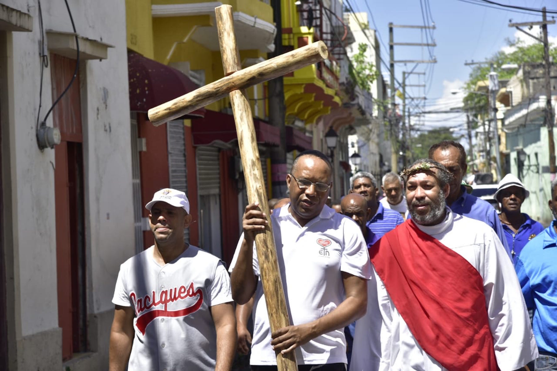 Devotos de la Santa Cruz se dirigen en procesión hacia la iglesia Nuestra Señora del Carmen en la zona colonial de Santo Domingo, República Dominicana. Viernes 19 de abril de 2019.