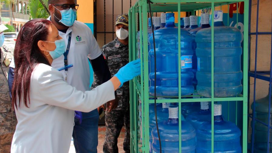 Pro Consumidor pide a comercios no exponer al sol botellas plásticas de agua