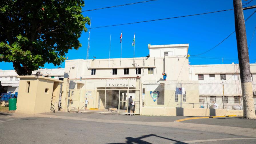 Entregan 600 colchones, camión recolector de basura y ambulancia a la cárcel de La Victoria