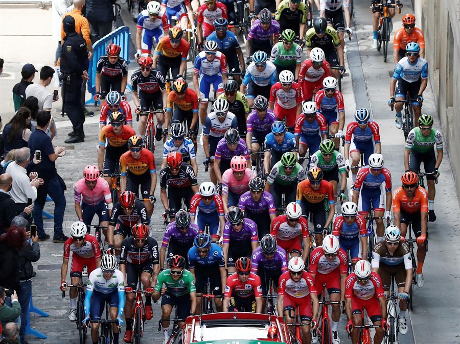 El pelotón a su paso por el Ayuntamiento de Pamplona durante la segunda etapa de la Vuelta Ciclista a España con salida en Pamplona y llegada a Lekunberri, de 151,6km de recorrido. (EFE/Jesús Diges)