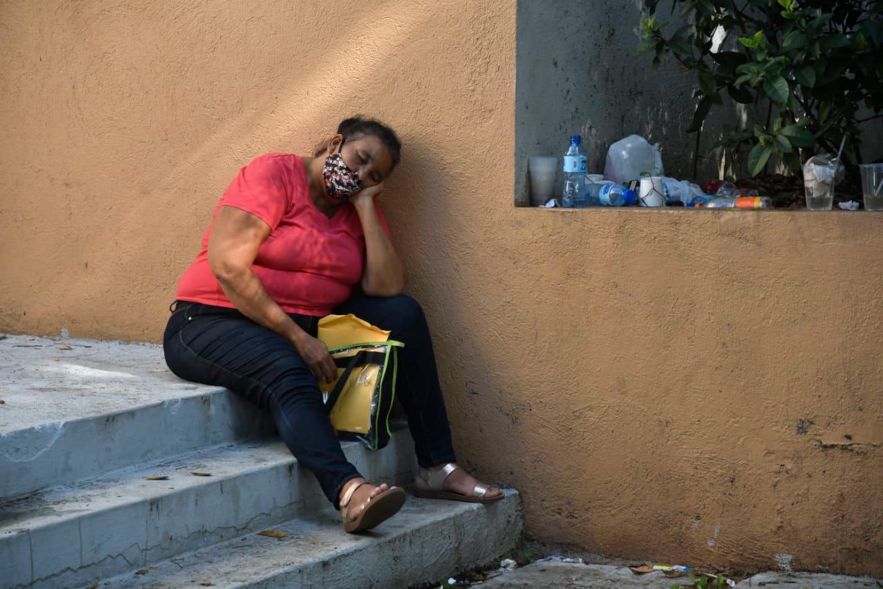 Una mujer toma un descanso en su espera en el Laboratorio Nacional.