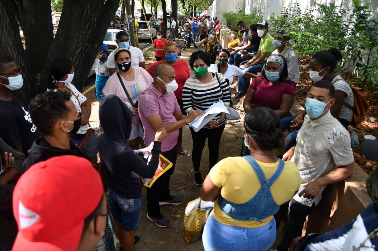 Aglomeración en el Laboratorio Nacional.