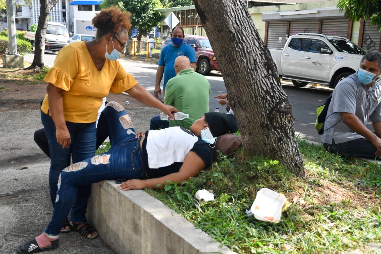 Un grupo de personas en los alrededores del Laboratorio Nacional en las inmediaciones de la Universidad Autónoma de Santo Domingo.