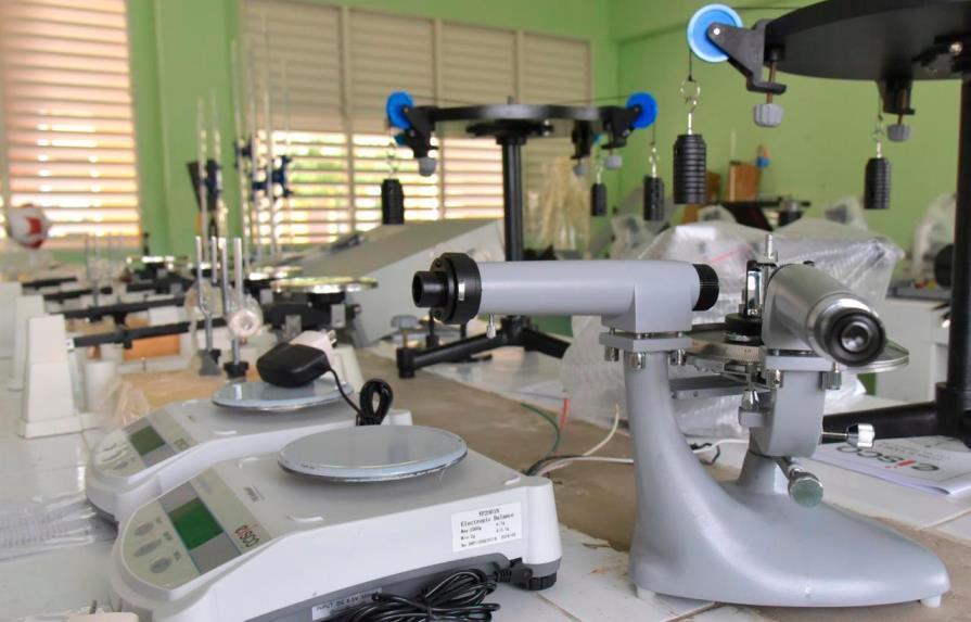 Minerd entrega 128 laboratorios de ciencias a distintos centros educativos del país