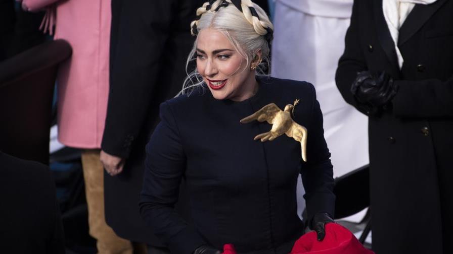 Schiaparelli lanza con fines solidarios el broche que lució Lady Gaga con Biden