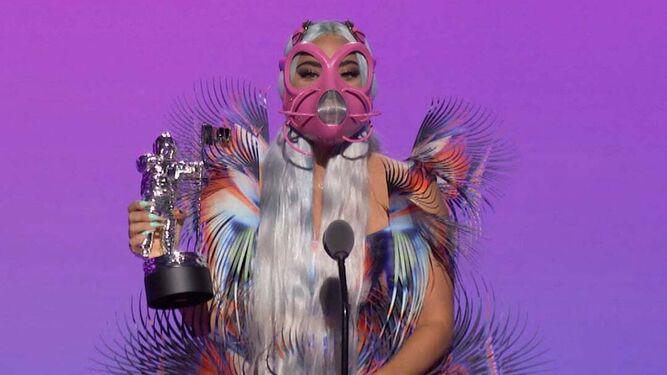 Lady Gaga triunfa con dos looks de corte español