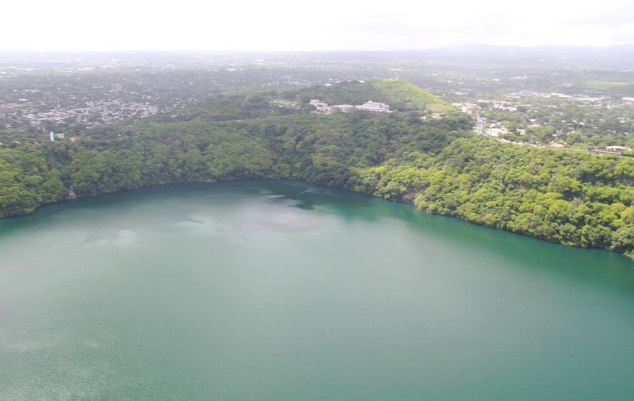 Laguna nicaragüense de Asososca cambia de color y desprende olor a azufre