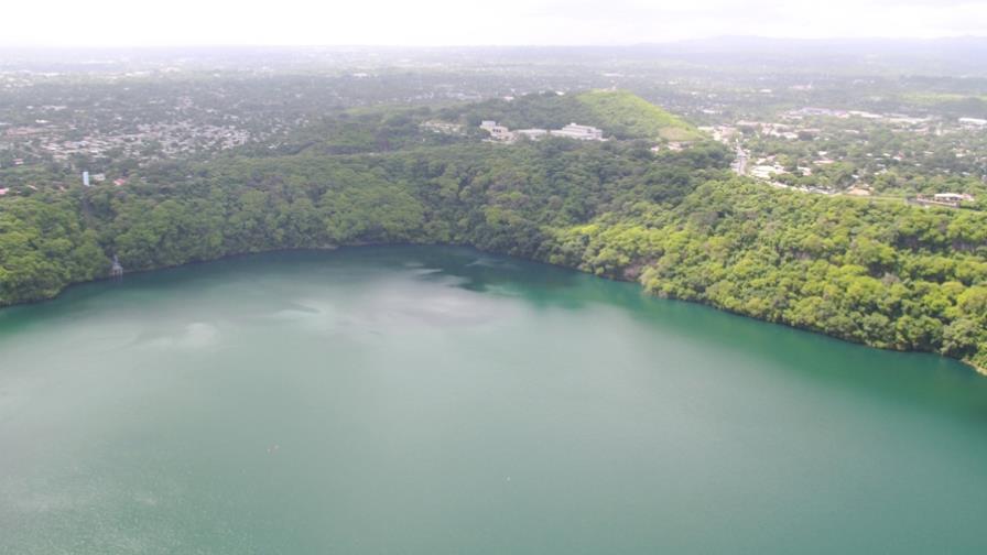 Laguna nicaragüense de Asososca cambia de color y desprende olor a azufre