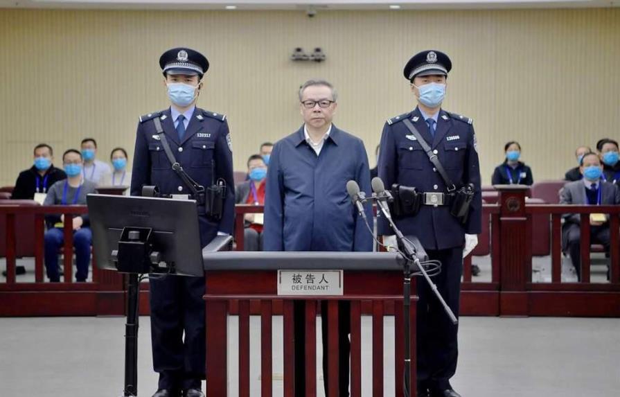China condena a muerte a exbanquero en mayor caso de corrupción financiera