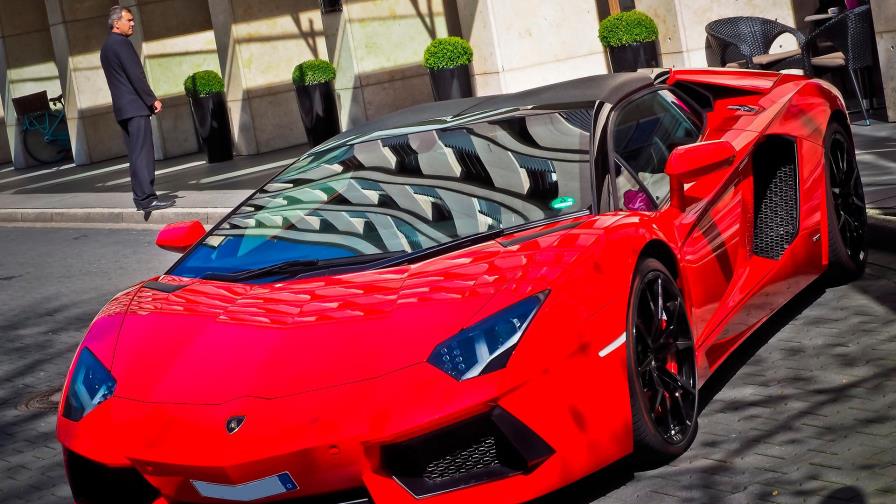 Hombre que compró Lamborghini con ayuda federal de COVID-19 es arrestado en EEUU