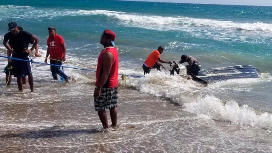 Encuentran tercera lancha abandonada en playa de Nagua 