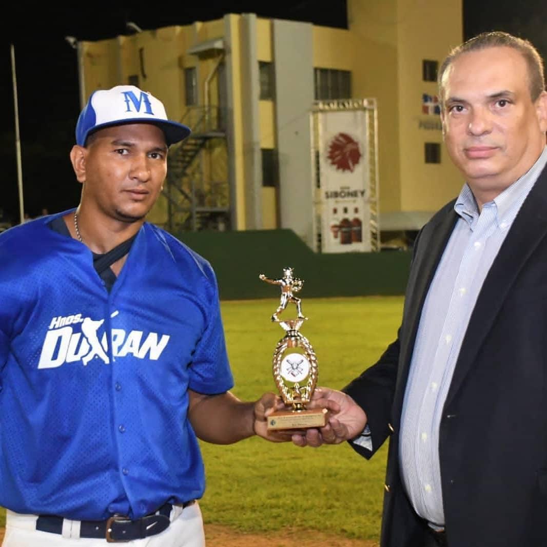 El doctor Luis Díaz, premia a José –El Cohete- Rodríguez como Mejor Lanzador en la categoría A, del III Festival de Equipos del Distrito Nacional. (Prensa Asadina/Martín Avila María)