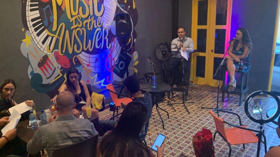 La escritora María Carla Picón presenta su poemario Mareas