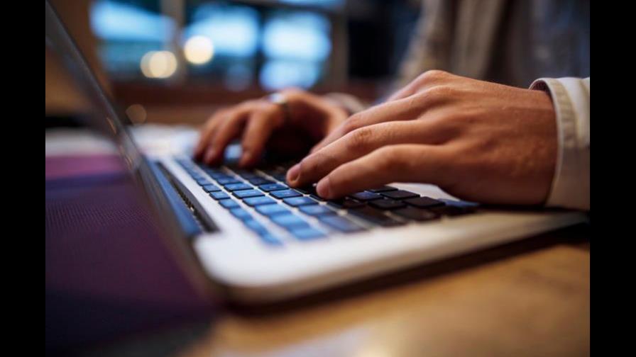 Alertan de posible espionaje a periodistas de El Salvador