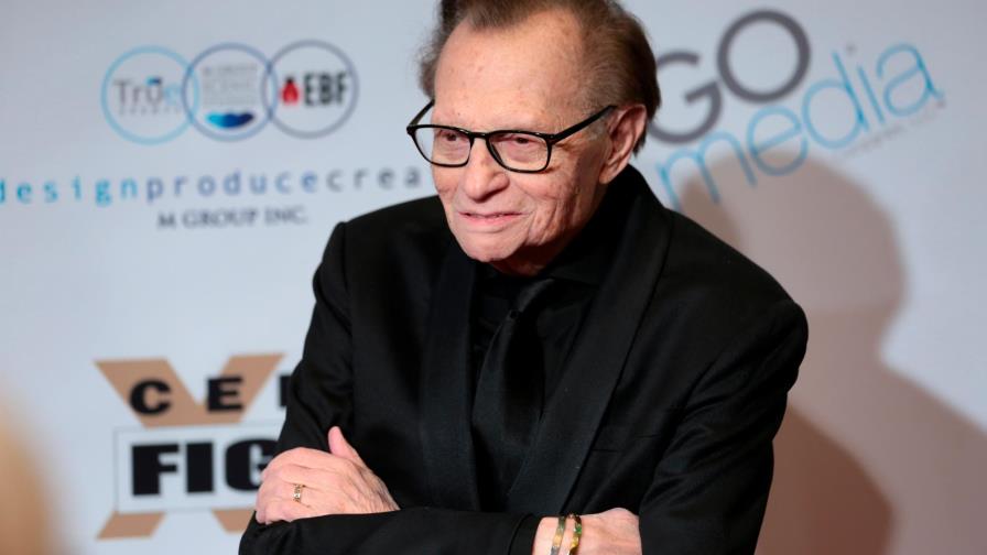 El presentador Larry King, hospitalizado por la covid-19