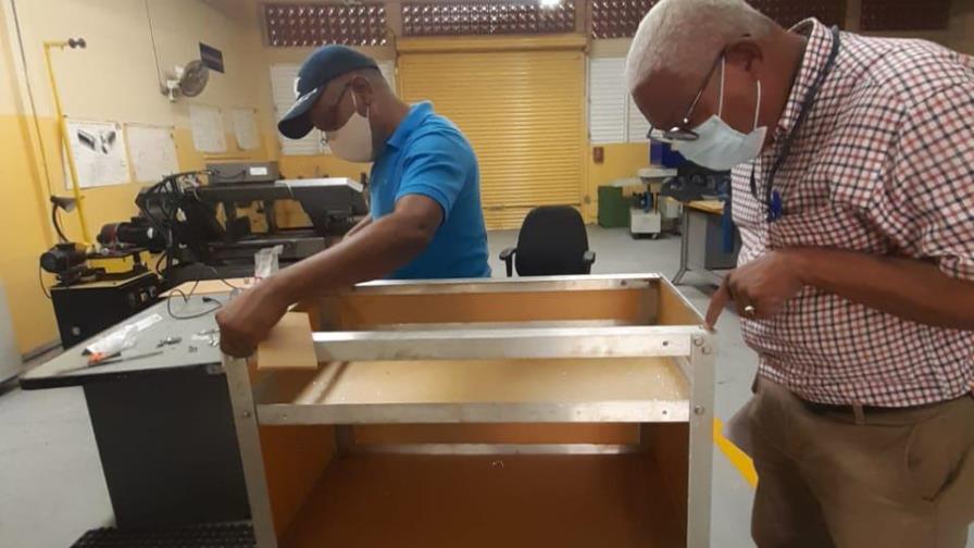 El Infotep construye cabinas con equipo esterilizador para desinfectar herramientas El Infotep construye cabinas con equipo esterilizador para desinfectar herramientas