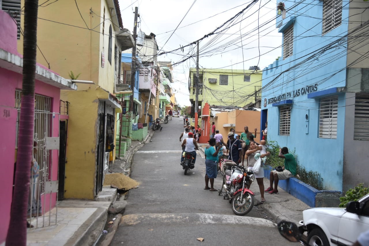 Sector Las Cañitas, en el Distrito Nacional, en donde se produjo el alto voltaje que mató hombre y causó cinco heridos.