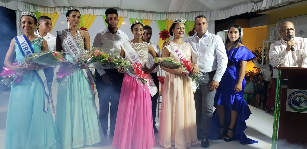 Las nuevas reinas del 2018. En la foto posa el alcade de El Pinar, Ambioris Rossis