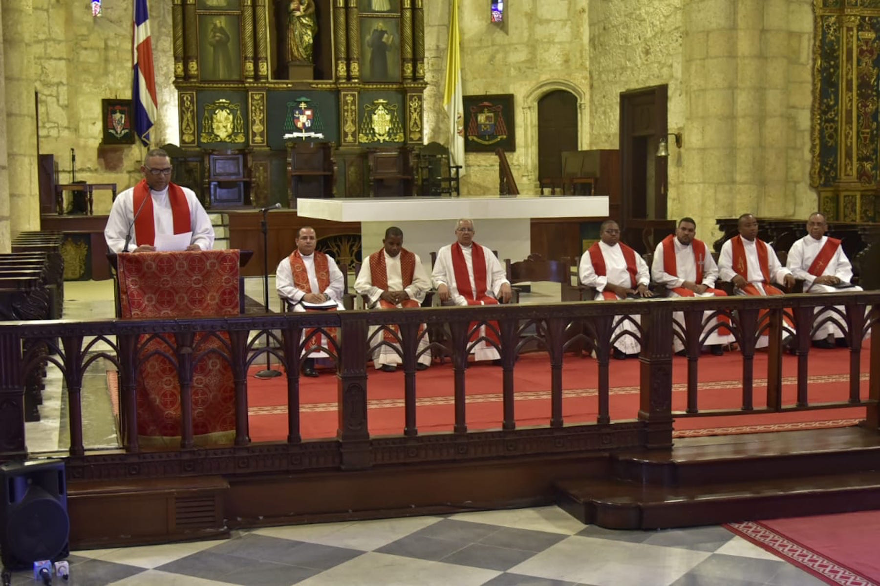 Sacerdotes toman turno para leer el Sermón de las Siete Palabras en la Catedral Primada de América de Santo Domingo, República Dominicana. Viernes 19 de abril de 2019.
