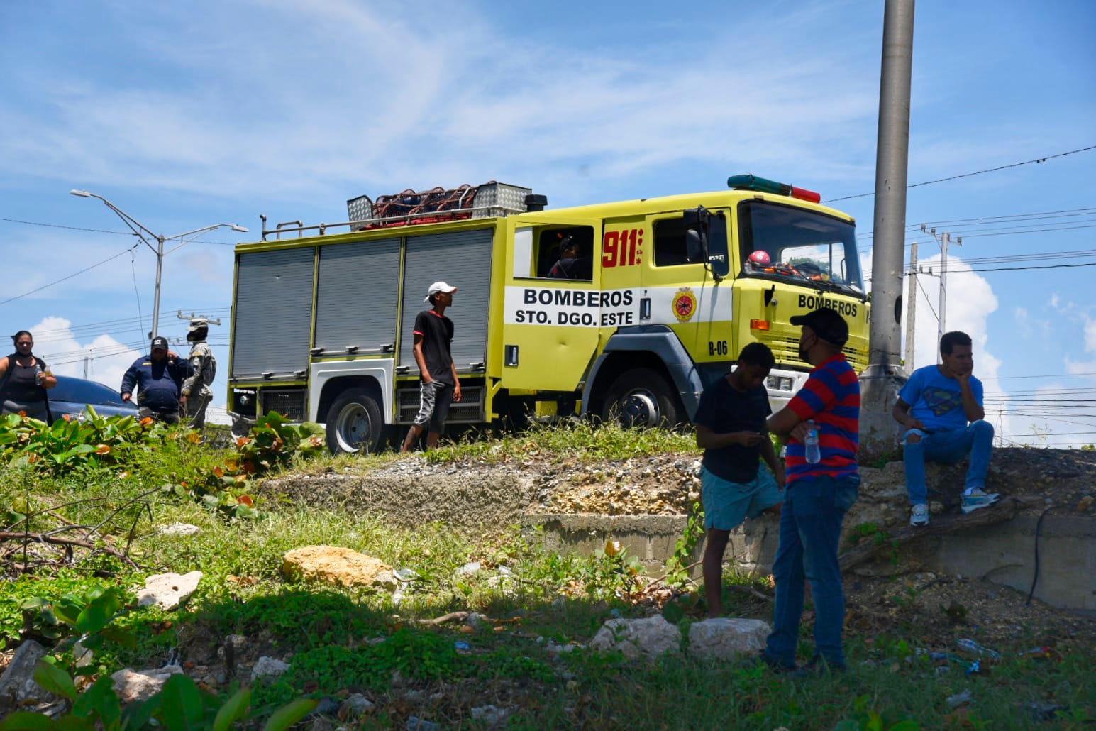 El Cuerpo de Bomberos de Santo Domingo Este participa en el operativo.
