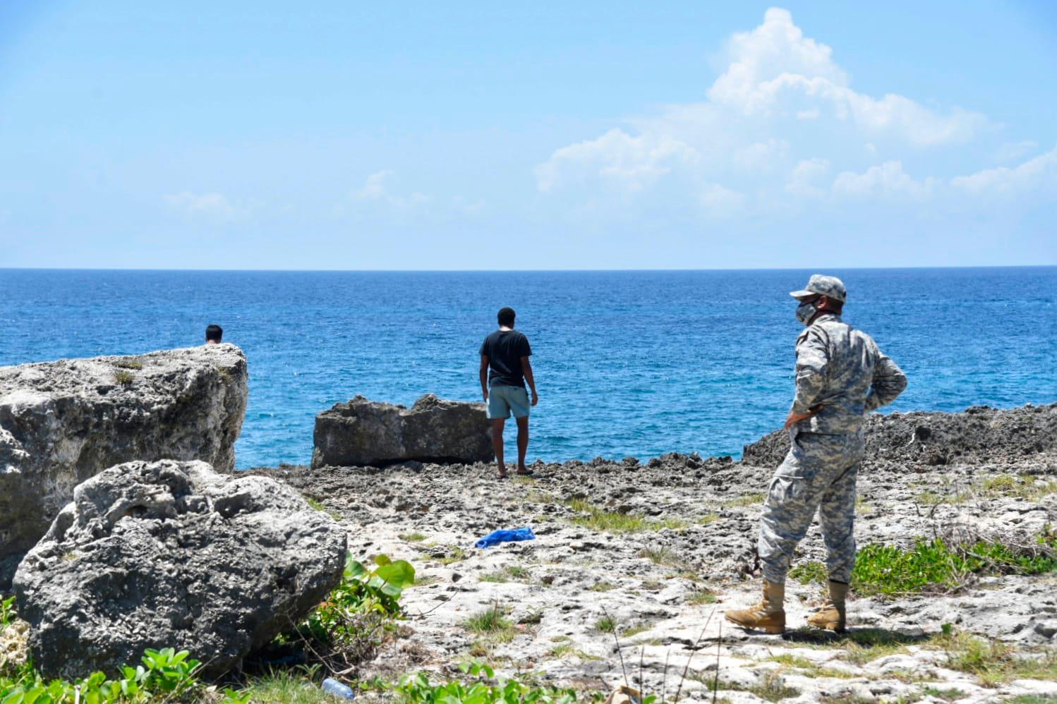 En el citado lugar se había hallado un par de tenis.
