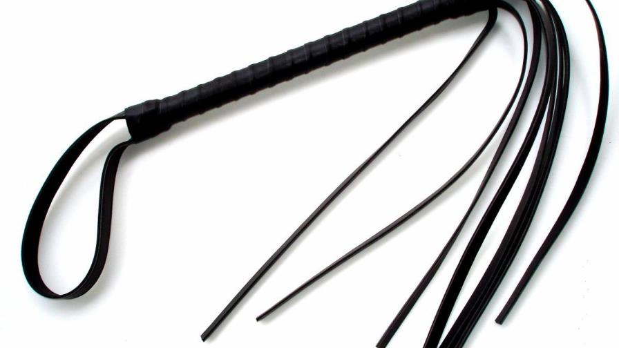 VIDEO | Madre golpea a su hijo en plena calle por serle infiel a su esposa 