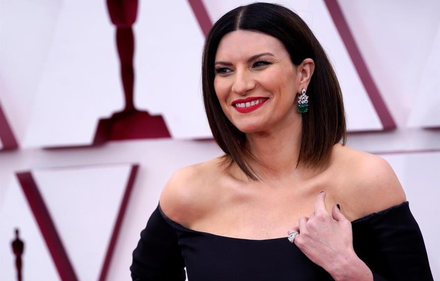 Laura Pausini llega a los Óscar con un elegante vestido negro