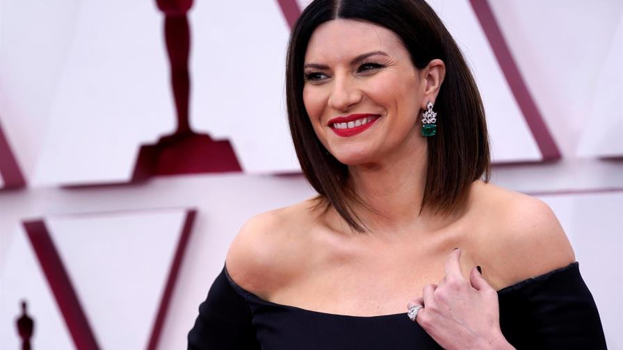 Laura Pausini llega a los Óscar con un elegante vestido negro
