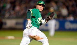 Ramón Laureano fue golpeado dos veces en el juego y se va a los puños con los Astros