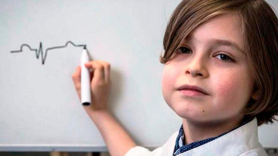 Niño prodigio de nueve años abandona universidad porque no le permite graduarse en nueve meses