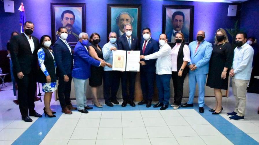 Ayuntamiento de La Vega reconoce al poeta José Mármol como hijo meritísimo Ayuntamiento de La Vega reconoce al poeta José Mármol como hijo meritísimo