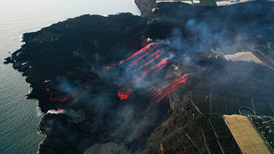 La lava del volcán engulle por completo una playa de la isla de La Palma
