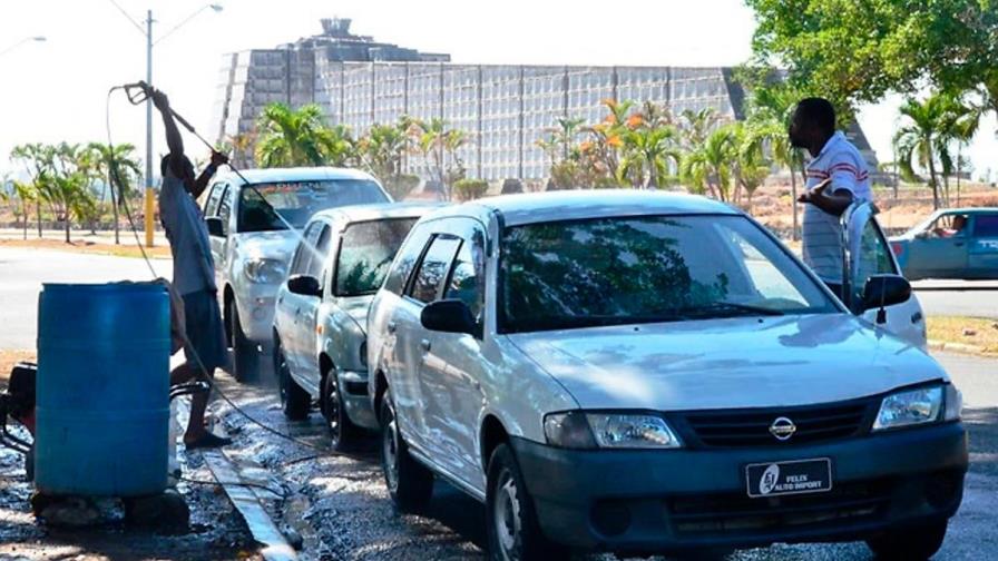 Alcaldía desaloja lavaderos de carros que operaban en el parque del Este