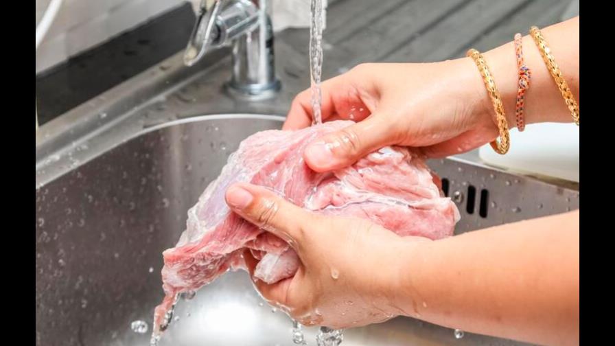 ¿Lavas las carnes antes de cocinarlas? Esto es lo que debes saber