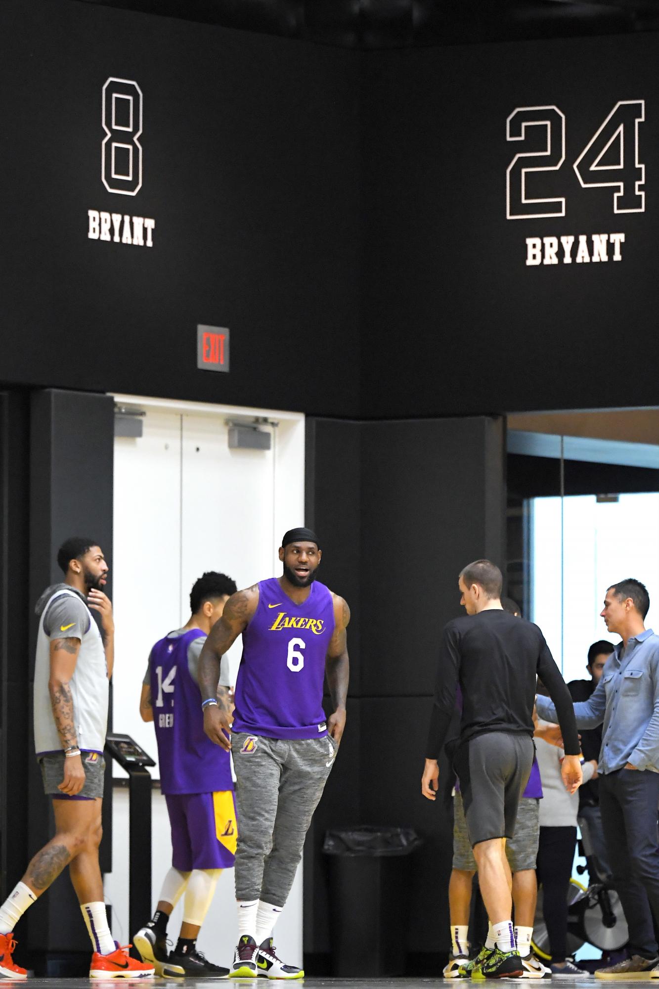 Anthony Davis se para junto a LeBron James en el primer entrenamiento de los Lakers desde la muerte de Kobe Bryant. 