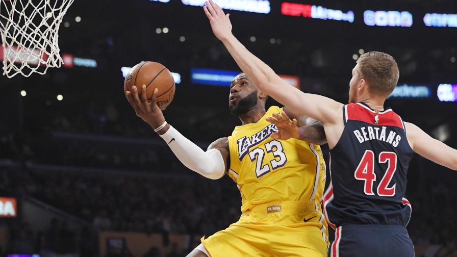La actuación de LeBron James en el triunfo 10 seguido de los Lakers La actuación de LeBron James en el triunfo 10 seguido de los Lakers