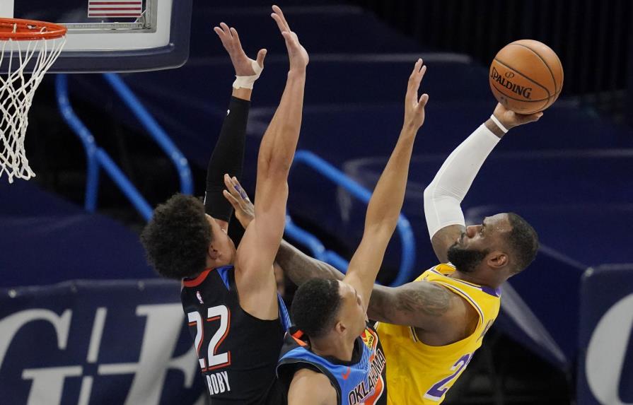 VIDEO | Lakers arrollan al Thunder con 26 puntos de LeBron James