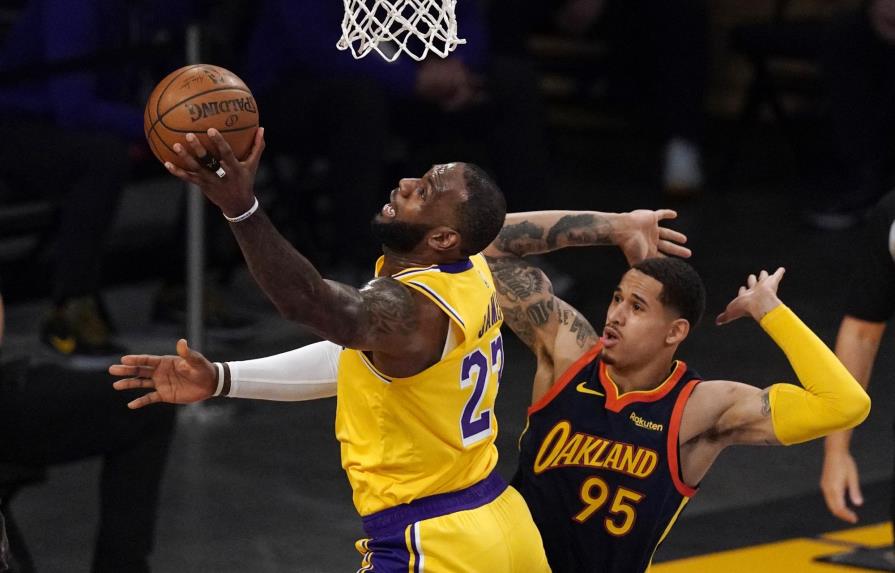 Vídeo | Lakers ganan a Warriors en el play-in con triple de LeBron