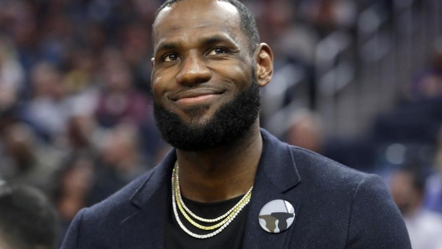 LeBron honrará a estudiantes que egresan de secundaria