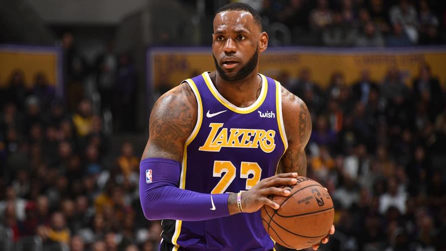 LeBron James devuelve a los Lakers al liderato... en venta de camisetas