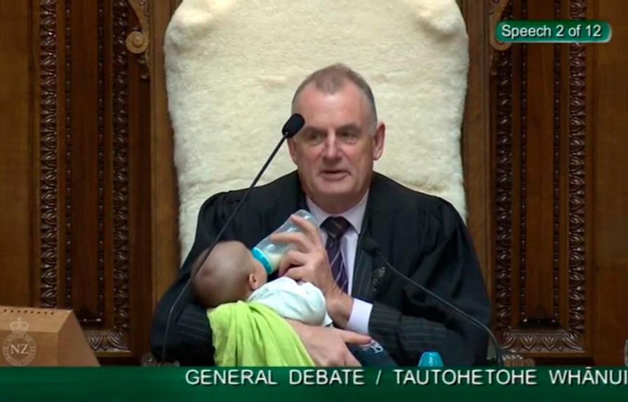 Presidente de Parlamento da el biberón a un bebé de otro legislador 