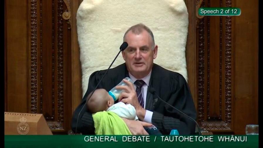 Presidente de Parlamento da el biberón a un bebé de otro legislador 