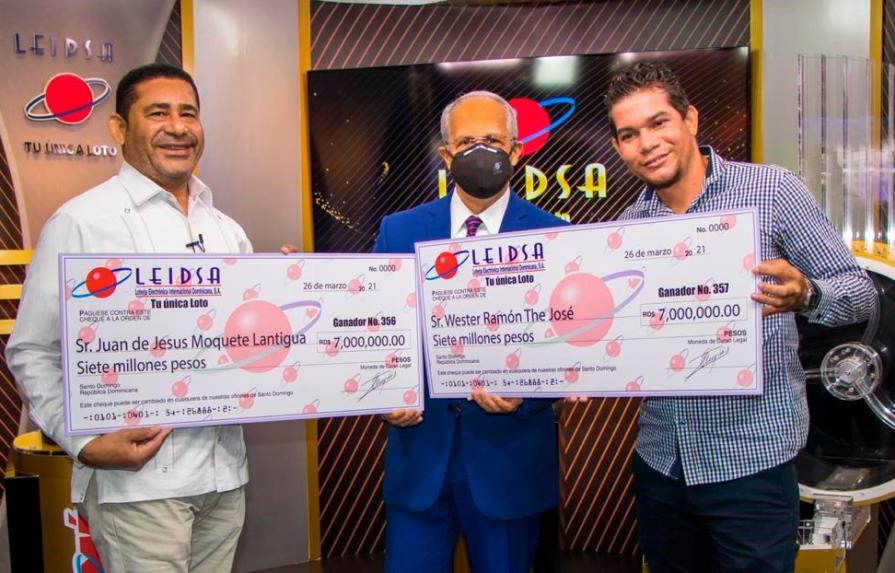 Ganadores de la Loto reciben cheque de RD$14 millones
Ganadores Leidsa reciben cheque