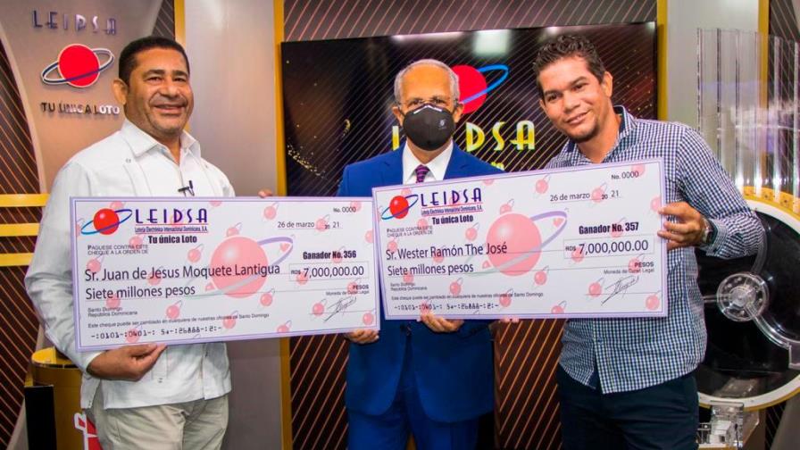 Ganadores de la Loto reciben cheque de RD$14 millones
Ganadores Leidsa reciben cheque