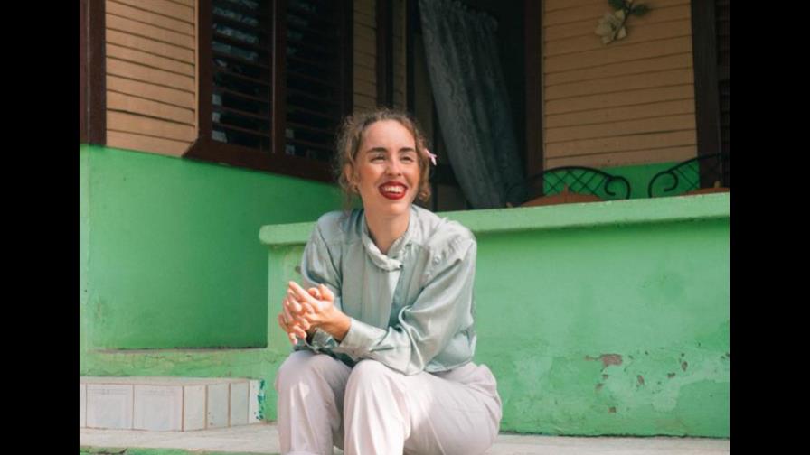 Cantante Lena Dardelet estrena “Hasta el final”