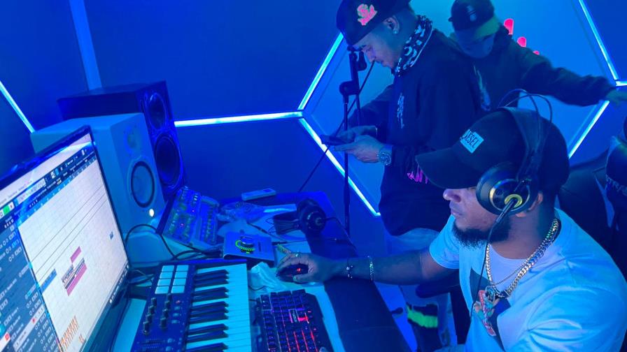 Joven productor musical se destaca por sus trabajos para Ozuna, Rosalía, J Balvin, entre otros Joven productor musical se destaca por sus trabajos para Ozuna, Rosalía, J Balvin, entre otros