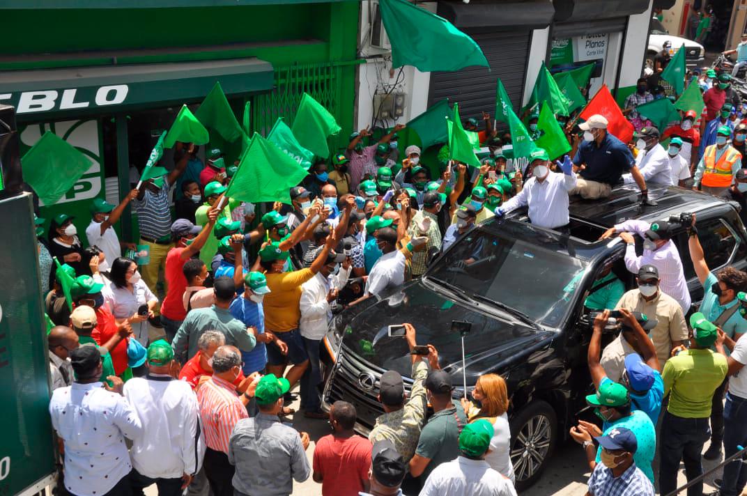 La multitud no guardó el distanciamiento físico, pero utilizó mascarillas. 