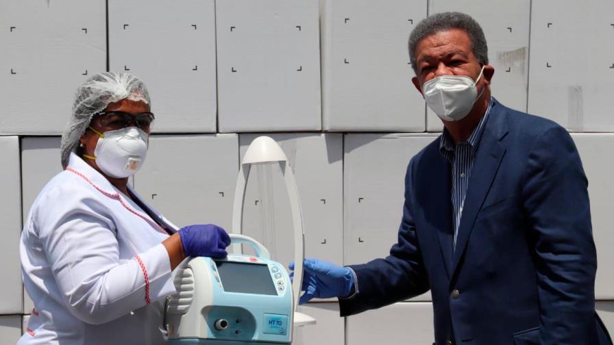 Expresidente Leonel Fernández dona lámparas y ventiladores en Salcedo
